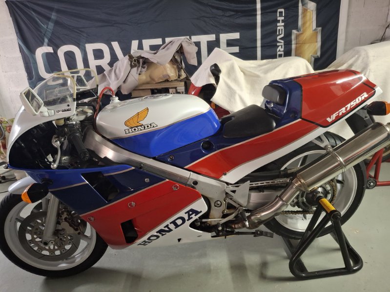 Vous consultez actuellement 754 V4 VFR RC30 de 1988